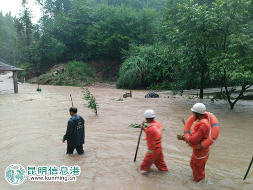 凌晨暴雨致內(nèi)澇 昭通彝良消防全力抗洪搶險