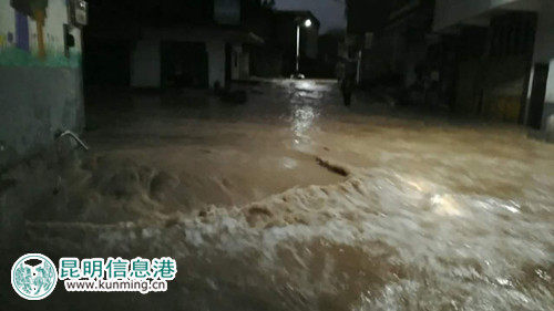 凌晨暴雨致內(nèi)澇