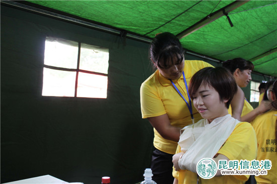 昆明舉辦養(yǎng)老護(hù)理員職業(yè)技能競(jìng)賽 百余人碧雞廣場(chǎng)角逐“狀元 昆明舉辦養(yǎng)老護(hù)理員職業(yè)技能競(jìng)賽 百余人碧雞廣場(chǎng)角逐“狀元