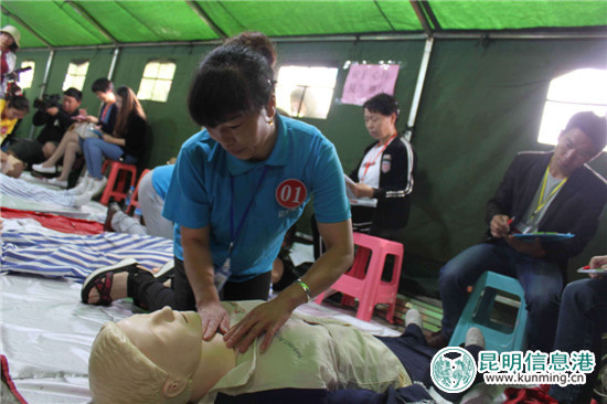 昆明舉辦養(yǎng)老護(hù)理員職業(yè)技能競(jìng)賽 百余人碧雞廣場(chǎng)角逐“狀元 昆明舉辦養(yǎng)老護(hù)理員職業(yè)技能競(jìng)賽 百余人碧雞廣場(chǎng)角逐“狀元