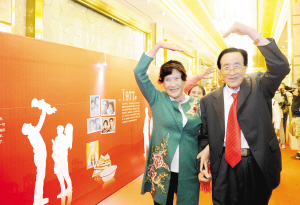 云南省50對(duì)老人七夕前牽手慶金婚 云南省50對(duì)老人七夕前牽手慶金婚