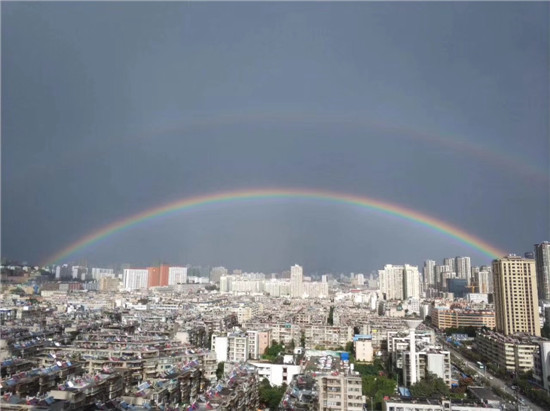 昆明天空驚現(xiàn)“鵲橋” 七夕節(jié)雙彩虹刷爆朋友圈