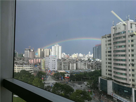 昆明天空驚現(xiàn)“鵲橋” 七夕節(jié)雙彩虹刷爆朋友圈