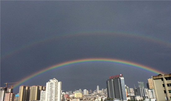 昆明天空驚現(xiàn)“鵲橋” 七夕節(jié)雙彩虹刷爆朋友圈