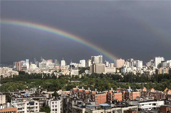 昆明天空驚現(xiàn)“鵲橋” 七夕節(jié)雙彩虹刷爆朋友圈