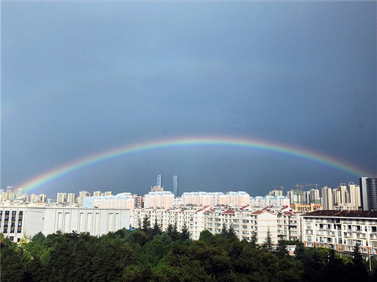 昆明天空驚現(xiàn)“鵲橋” 七夕節(jié)雙彩虹刷爆朋友圈