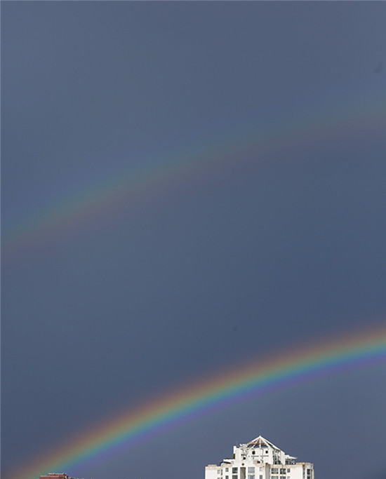 昆明天空驚現(xiàn)“鵲橋” 七夕節(jié)雙彩虹刷爆朋友圈