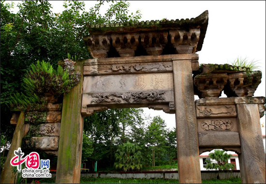 峨眉山驚現(xiàn)稀有明代石坊 被視為歷史見(jiàn)證