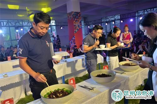 食客現(xiàn)場(chǎng)品鑒美食