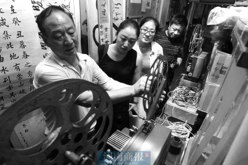 老人收藏幾十萬(wàn)藏品堆滿40多個(gè)房間