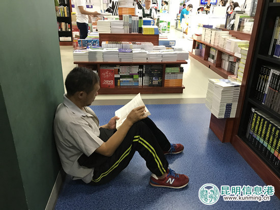 圖書館里的另類?？停毫骼藵h小攤販自由職業(yè)者