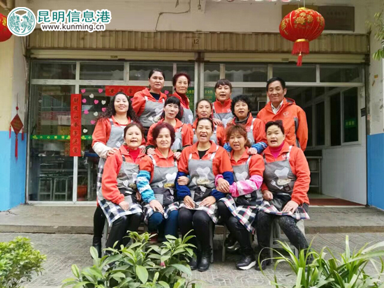 王蘭蘭（前排中間）和愛心食堂的義工們