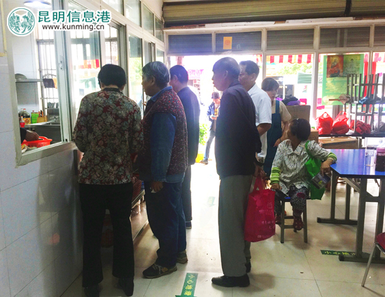 還沒到午飯開飯點，就有老人早早排隊打飯