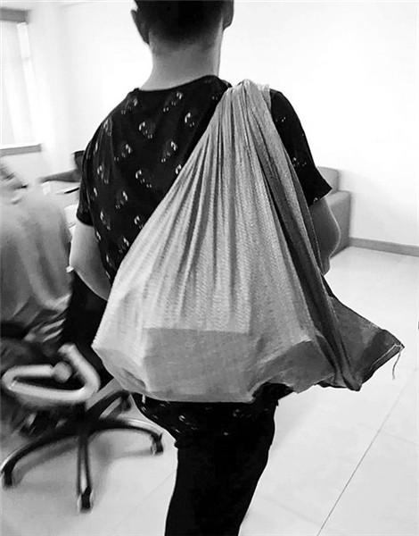 盤龍法院強制執(zhí)行“劇情”反轉(zhuǎn) 開豪車老賴上手銬就背來一麻袋錢