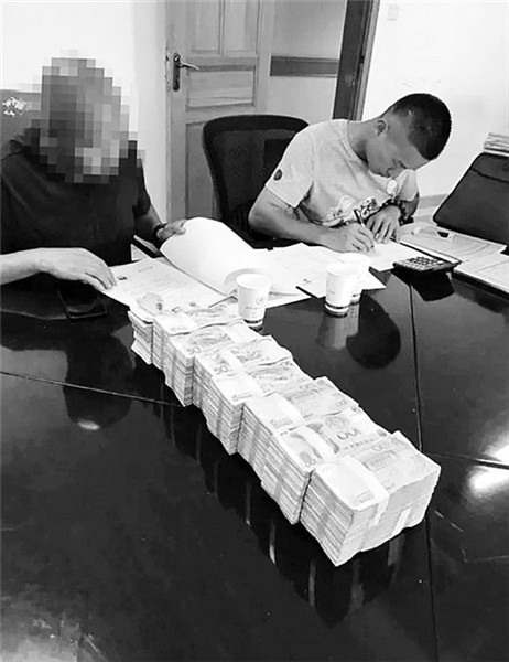 盤龍法院強制執(zhí)行“劇情”反轉(zhuǎn) 開豪車老賴上手銬就背來一麻袋錢