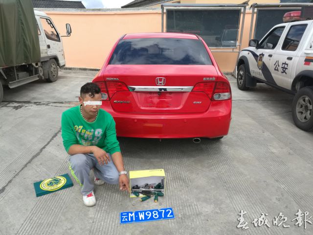 高速路加水站口倒車 轎車險撞身后大貨車