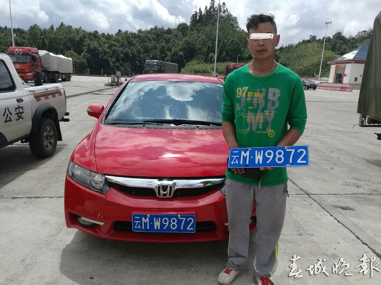 高速路加水站口倒車 轎車險撞身后大貨車