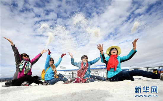 暑期已過 青海茶卡鹽湖旅游熱度持續(xù)不減 暑期已過 青海茶卡鹽湖旅游熱度持續(xù)不減