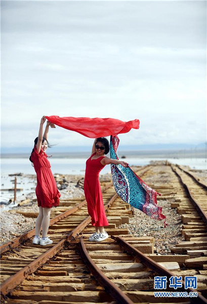 暑期已過 青海茶卡鹽湖旅游熱度持續(xù)不減 暑期已過 青海茶卡鹽湖旅游熱度持續(xù)不減