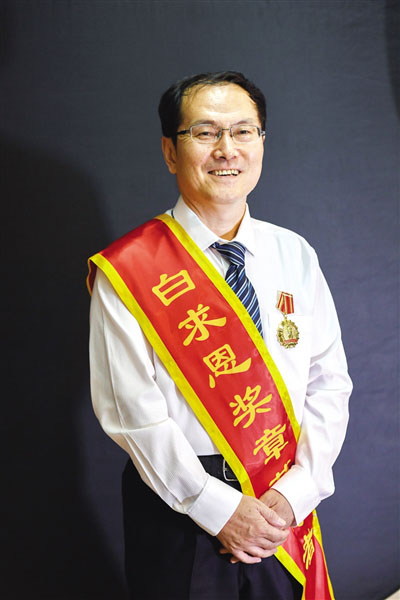 白求恩獎(jiǎng)?wù)隆鲍@得者尹貽明:重癥病房里緊握患者雙手的“暖醫(yī)” 白求恩獎(jiǎng)?wù)隆鲍@得者尹貽明:重癥病房里緊握患者雙手的“暖醫(yī)”