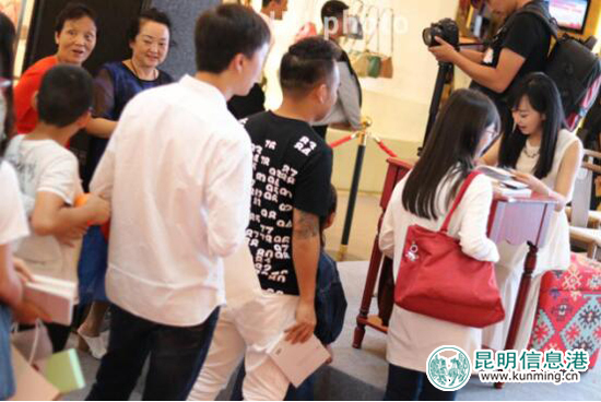 《Miss柯 畫廊》新書發(fā)布會在昆舉行 