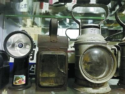 鐵路迷“博物館”數(shù)萬藏品見證京津冀速度