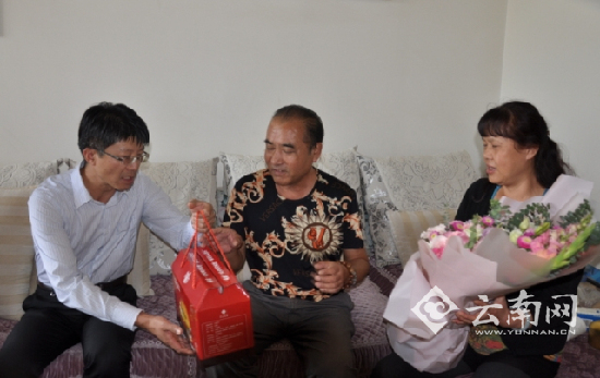 省綜治辦專職副主任、省見義勇為基金會副理事長兼秘書長郭品慰問見義勇為英雄周鑫的父母