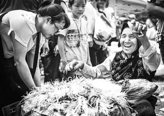 最后一次趕關(guān)街 更多的人洶涌而至 最后一次趕關(guān)街 更多的人洶涌而至