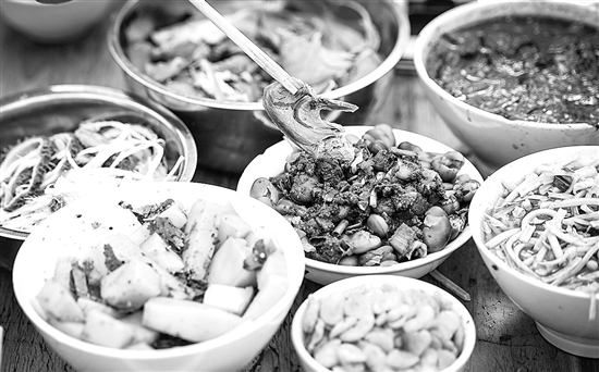 最后一次趕關(guān)街 更多的人洶涌而至 最后一次趕關(guān)街 更多的人洶涌而至