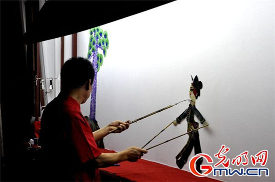 【喜迎十九大·文脈頌中華】短視頻丨皮影戲老藝人講述非遺傳承五年巨變 【喜迎十九大·文脈頌中華】短視頻丨皮影戲老藝人講述非遺傳承五年巨變