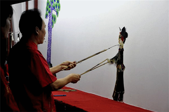 【喜迎十九大·文脈頌中華】短視頻丨皮影戲老藝人講述非遺傳承五年巨變 【喜迎十九大·文脈頌中華】短視頻丨皮影戲老藝人講述非遺傳承五年巨變