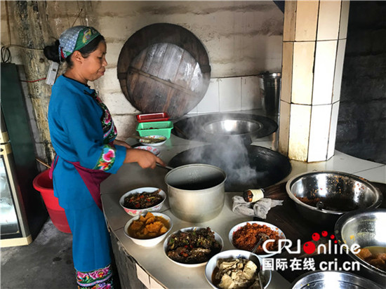 龍姐給農(nóng)家樂(lè)客人做飯