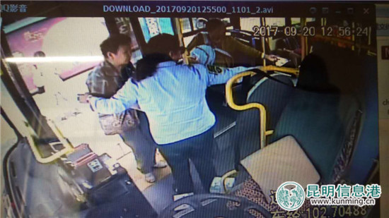 昆明“暖女”公交駕駛員扶老人上車 獲乘客點贊