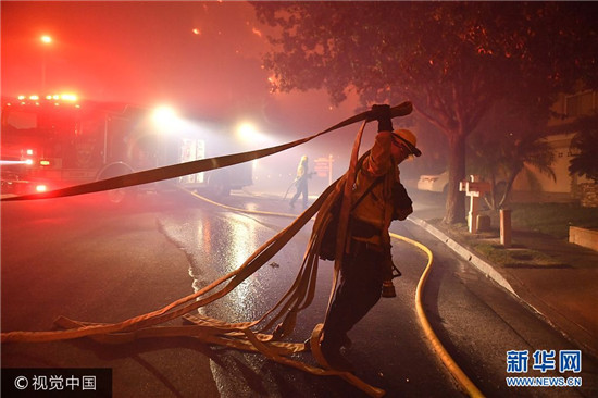 美國加州山火肆虐300戶居民撤離 現(xiàn)場火光沖天