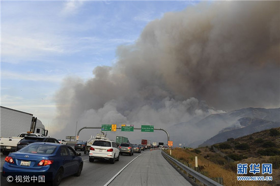 美國加州山火肆虐300戶居民撤離 現(xiàn)場火光沖天