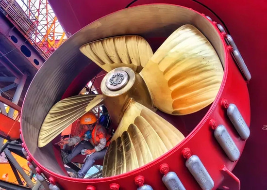 給螺旋槳補(bǔ)漆（張維健/攝）