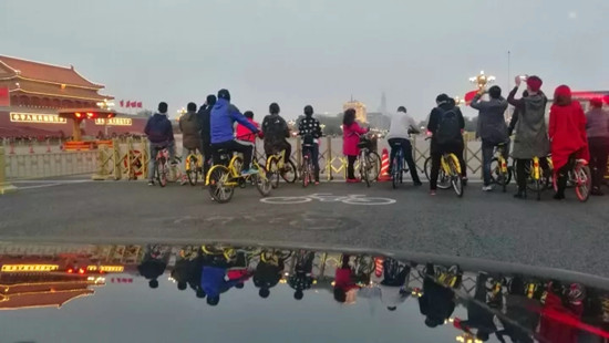 長(zhǎng)安街上的共享單車（盛佳鵬/攝）