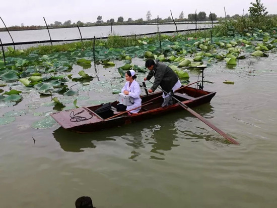 洪澤湖上的最美醫(yī)生（桂寶林/攝）