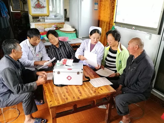 洪澤湖上的最美醫(yī)生（桂寶林/攝）