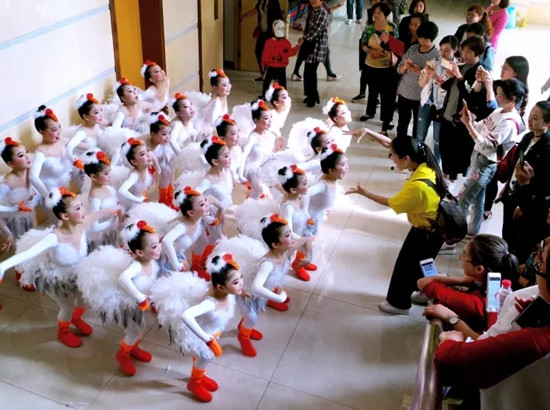 老師和她的學(xué)生（田小平/攝）