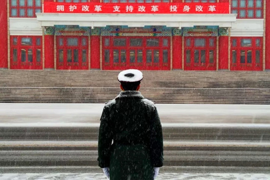 堅(jiān)守崗位（張亮/攝）