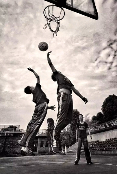 爭(zhēng)球（賴柯/攝）