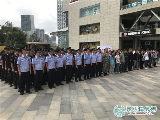 盤龍區(qū)舉行治安志愿者參與十九大安保維穩(wěn)工作誓師大會 盤龍區(qū)舉行治安志愿者參與十九大安保維穩(wěn)工作誓師大會