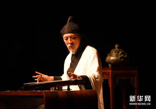 古琴家袁中平在藝術(shù)節(jié)音樂會上彈奏《瀟湘水云》