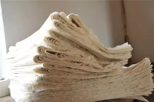 十一道工序完成，根據(jù)客戶要求扎成捆，大多數(shù)為 10張一沓或折疊成經(jīng)書，用刀切去邊角