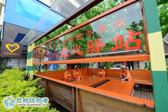 太和街道“愛心驛站”為環(huán)衛(wèi)工人提供休息場所。