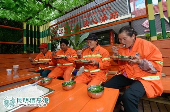 “愛心驛站”為環(huán)衛(wèi)工人提供免費(fèi)“愛心午餐。