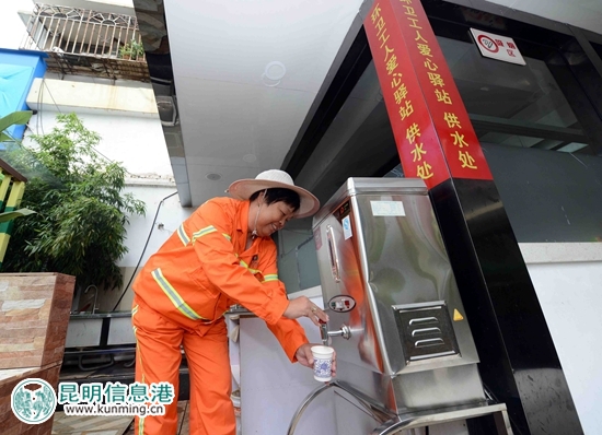 “愛心驛站”提供免費(fèi)茶水。