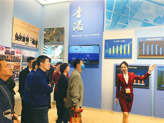 圖為導(dǎo)覽員在向觀眾介紹展區(qū)內(nèi)容 圖為導(dǎo)覽員在向觀眾介紹展區(qū)內(nèi)容