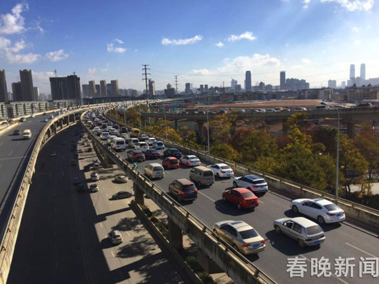 南二環(huán)高峰時(shí)1小時(shí)車流量上萬(wàn)，平峰時(shí)也有6000多輛次。